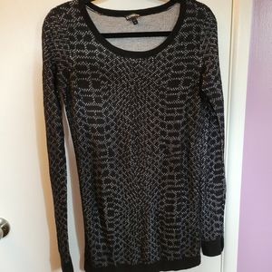 EXPRESS LONG SLEEVE TOP sz L blk w/ white snake design pit to hem approx 22".